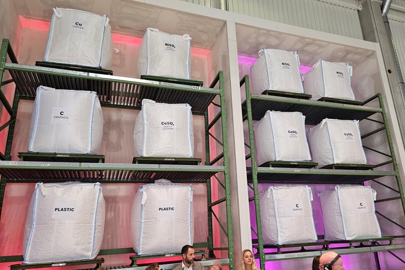 Nach dem Zerkleinern werden die Batterien in einem integrierten mechanisch-hydrometallurgisches Verfahren aufbereitet, Aluminium, Lithium und Graphit stehen danach für den Neubau von Batterien zur Verfügung wie Eisen und Kunststoff. Foto: Mercedes-Benz