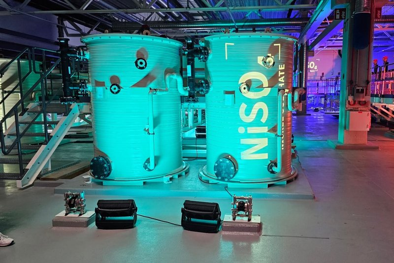 96 Prozent der in den alten Batterien enthaltenen Materialien sollen zurückgewonnen werden. Die Fabrik hat eine Jahreskapazität von 2.500 Tonnen, aus den recycelten Stoffen sollen mehr als 50.000 neue Batteriemodule entstehen. Foto: Mercedes-Benz